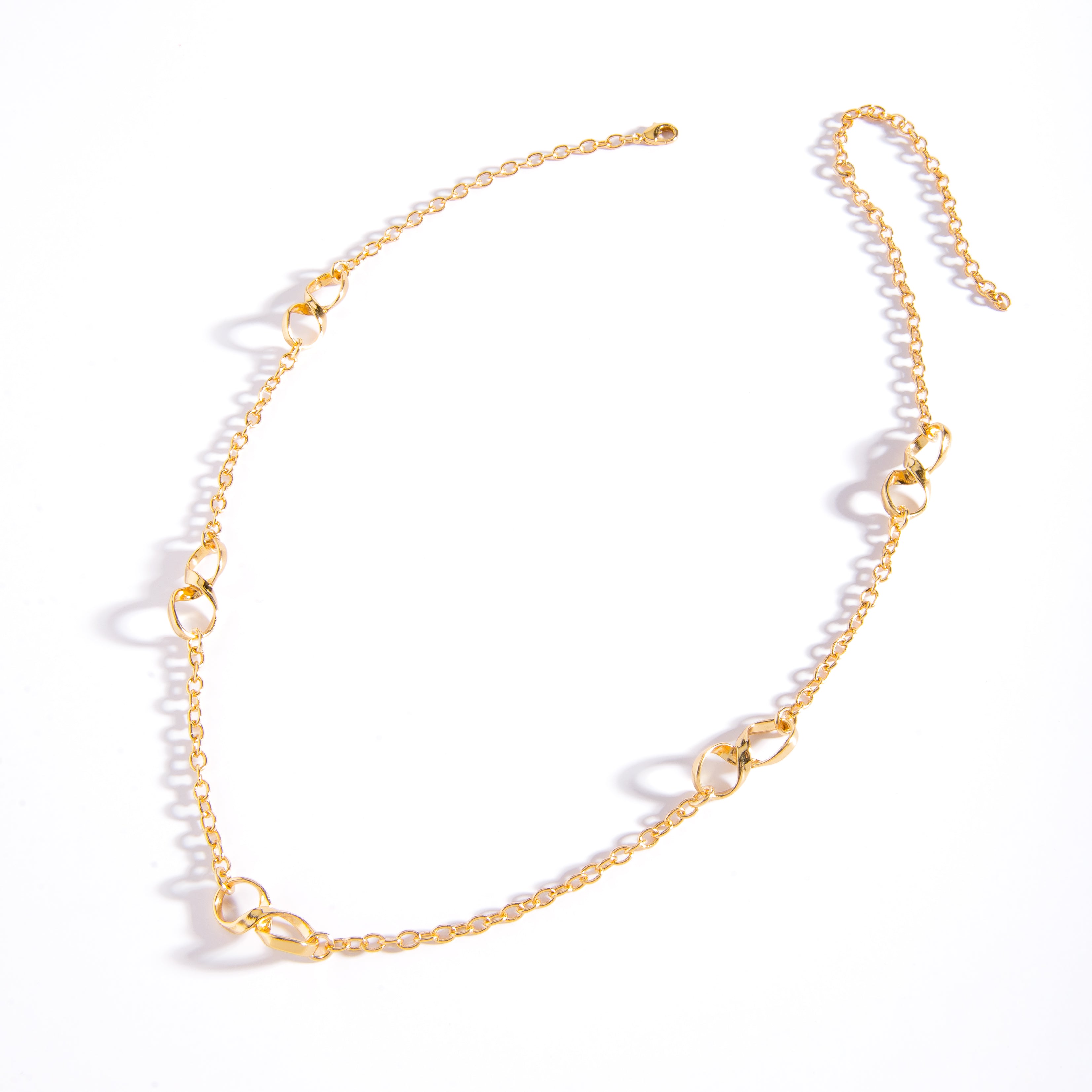 COLLAR BAÑADO EN ORO CON DISEÑO ESLABONES INFINITO