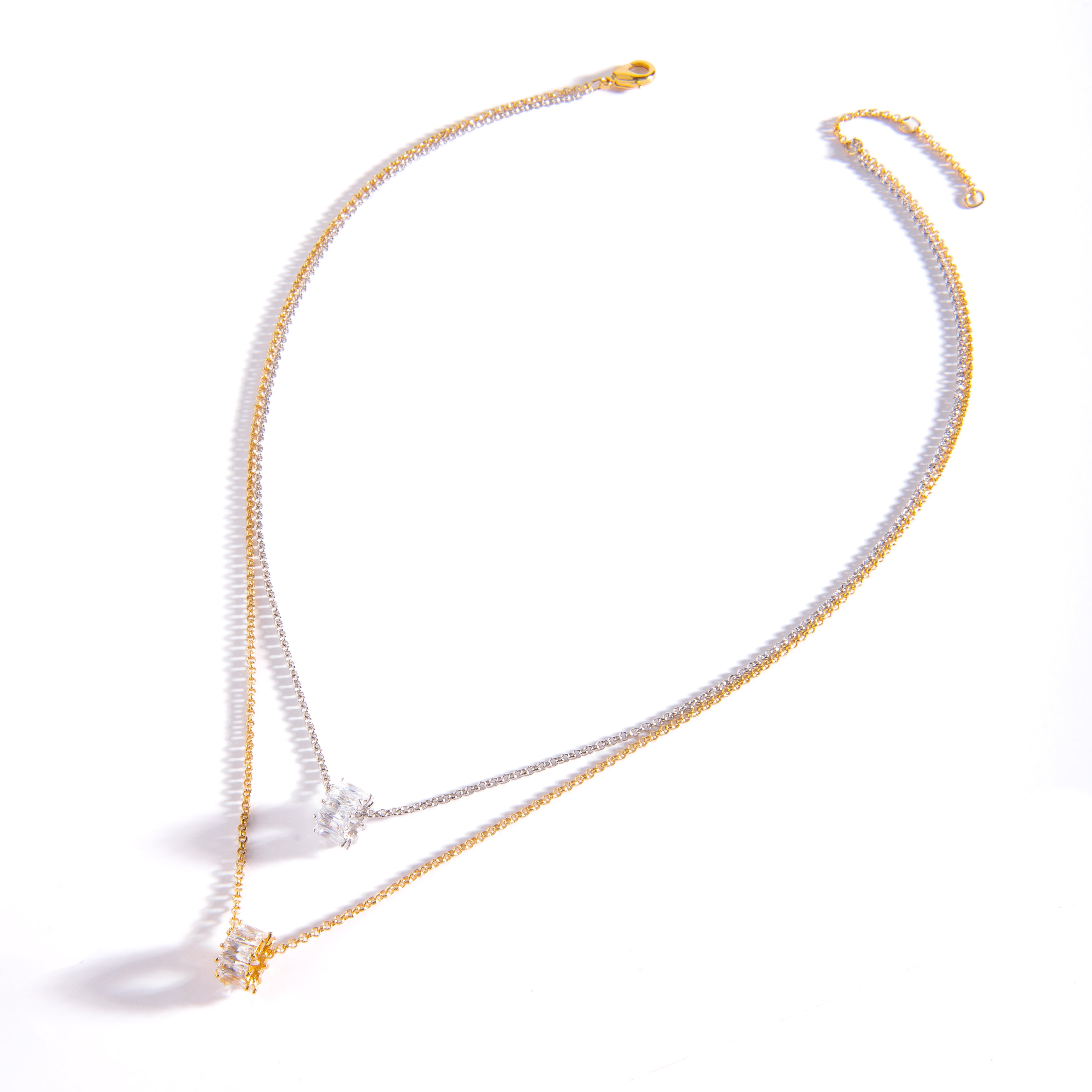 COLLAR CON DOBLE CADENA BITONO Y PAR DE CIRCONIAS