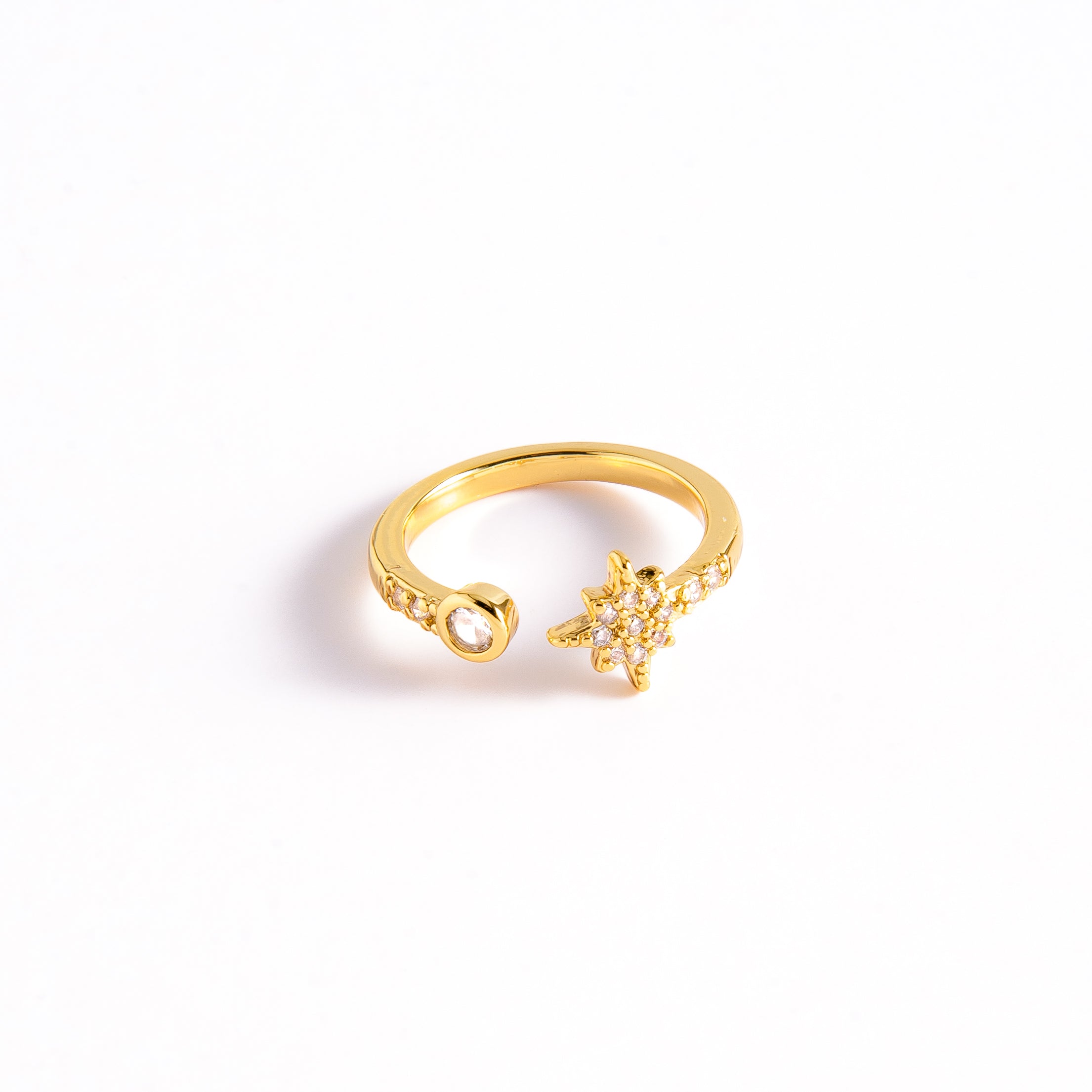 ANILLO DORADO CON DISEÑO ESTRELLA EN CIRCONIAS