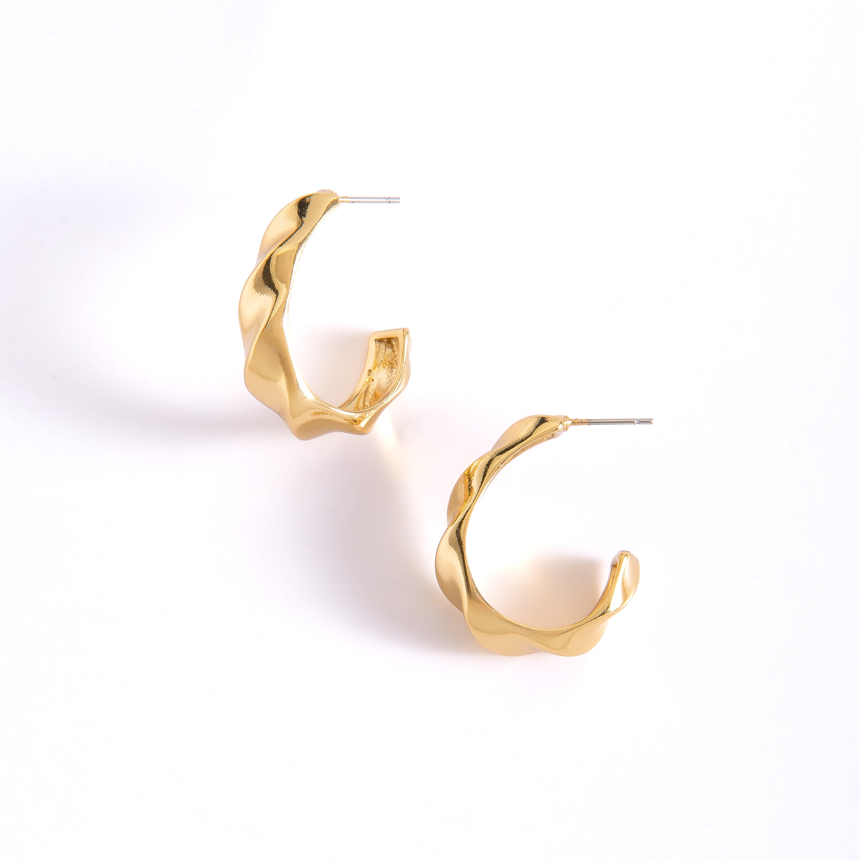 ARGOLLA TIPO GOTA, BAÑADA EN ORO CON RELIEVE TRENZADO
