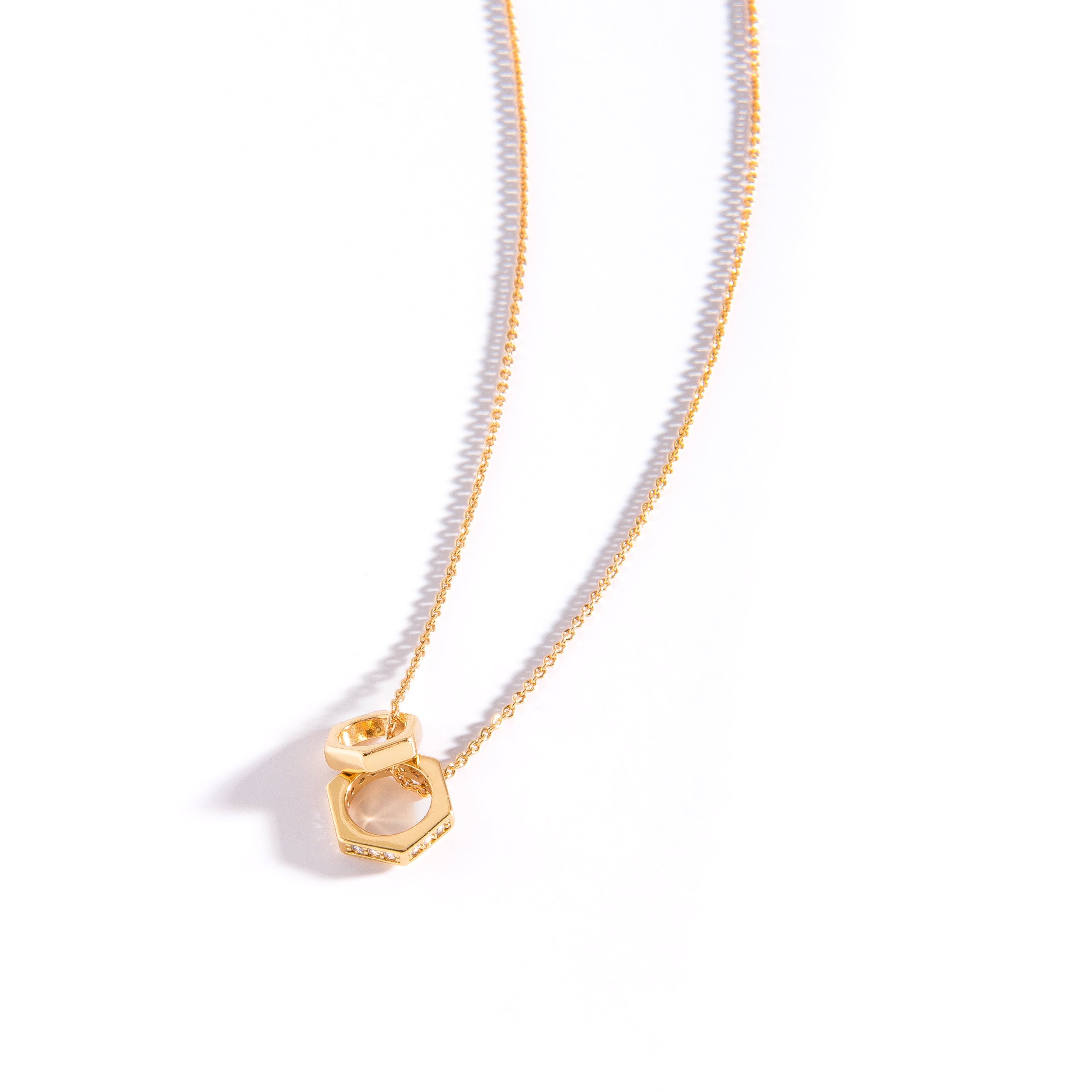 COLLAR CADENA DELGADA CON DOS DIJES HEXAGONALES