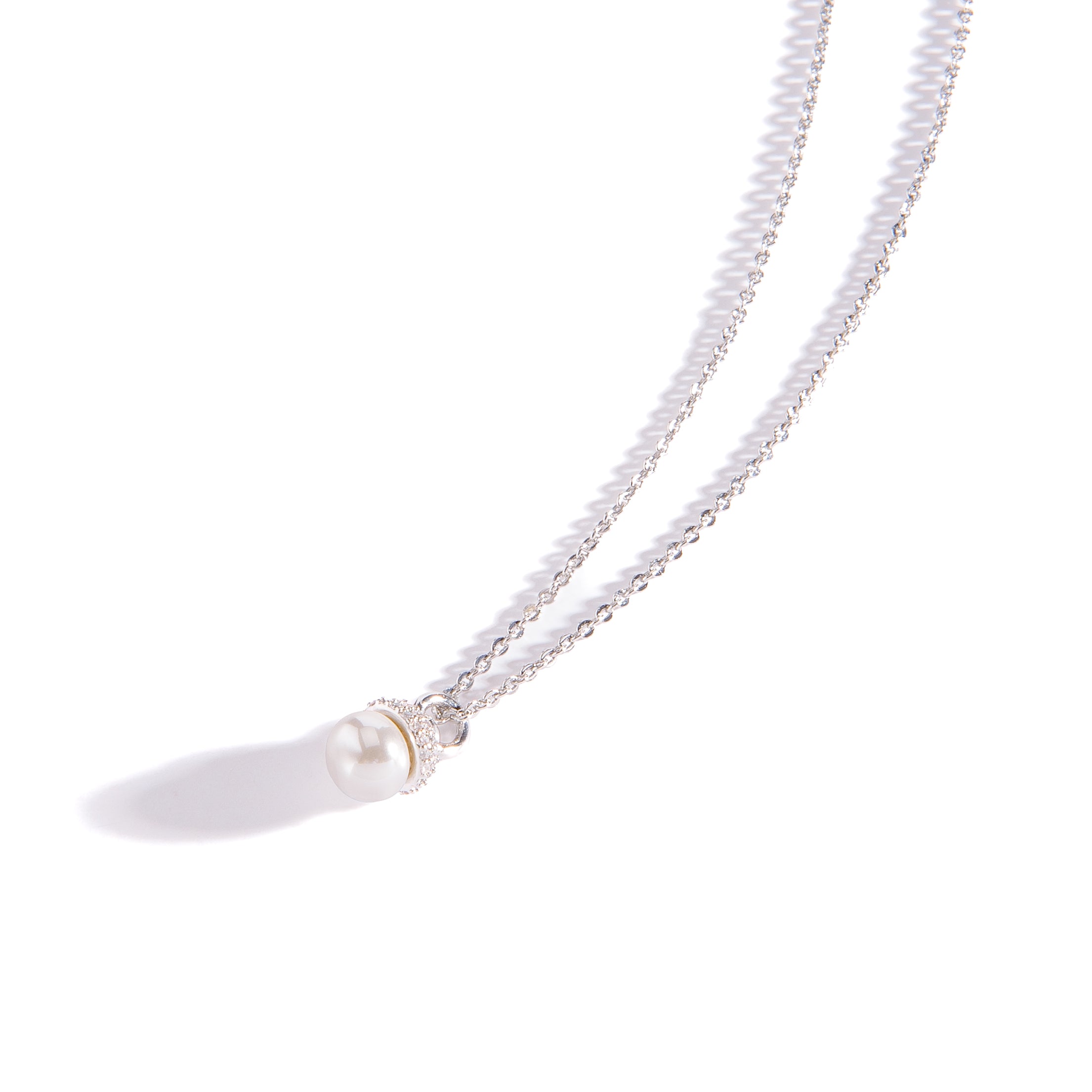 COLLAR EN RODIO CON DIJE DE PERLA COLGANTE