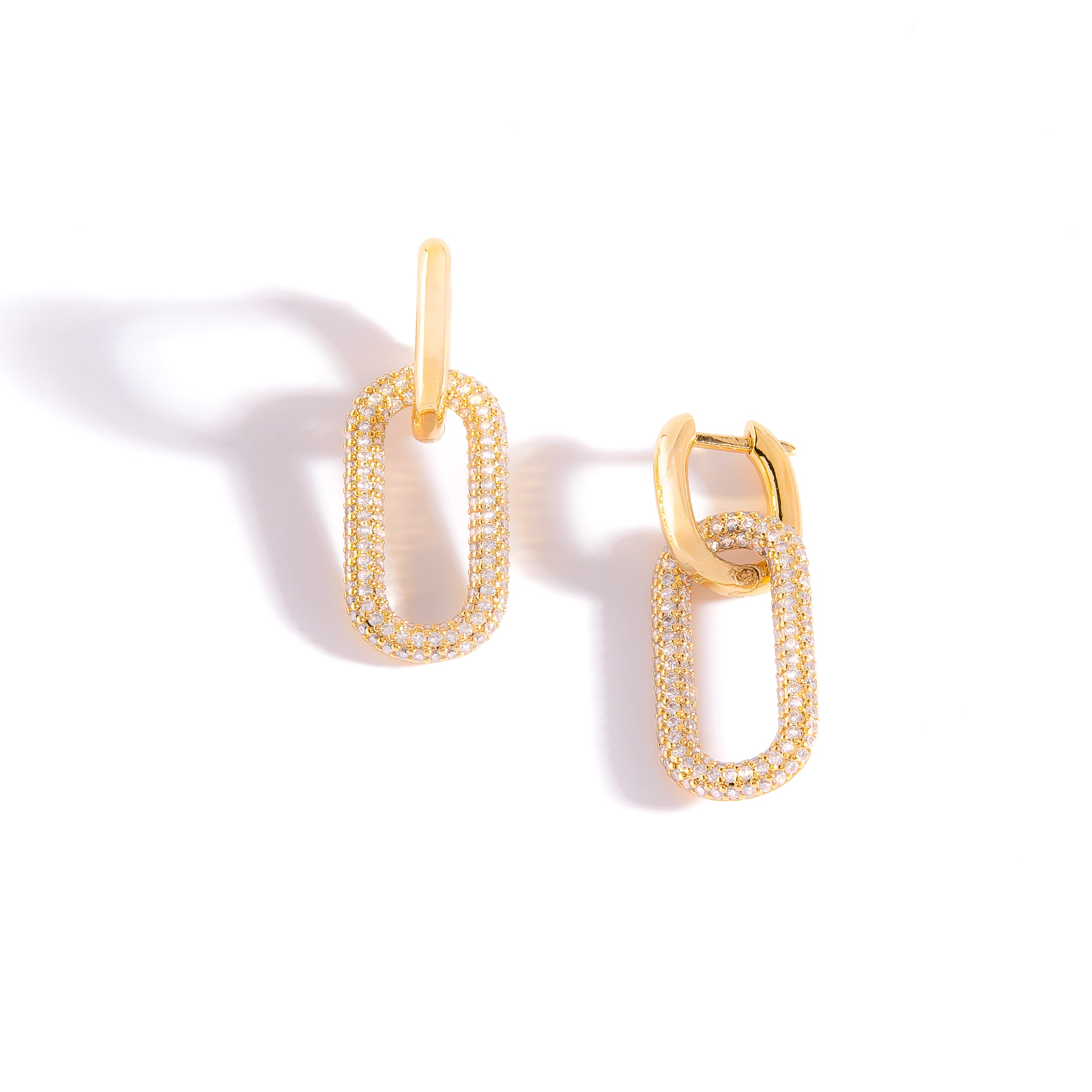 HUGGIE HERRADURA EN ORO CON RECTANCULO REDONDEADO