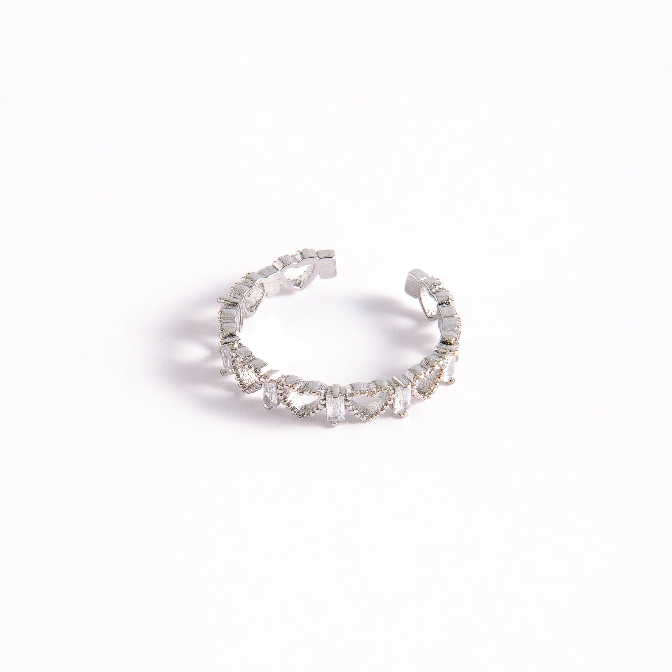 ANILLO AJUSTABLE EN RODIO CON DISEÑO DE CORAZONES Y CIRCONIAS