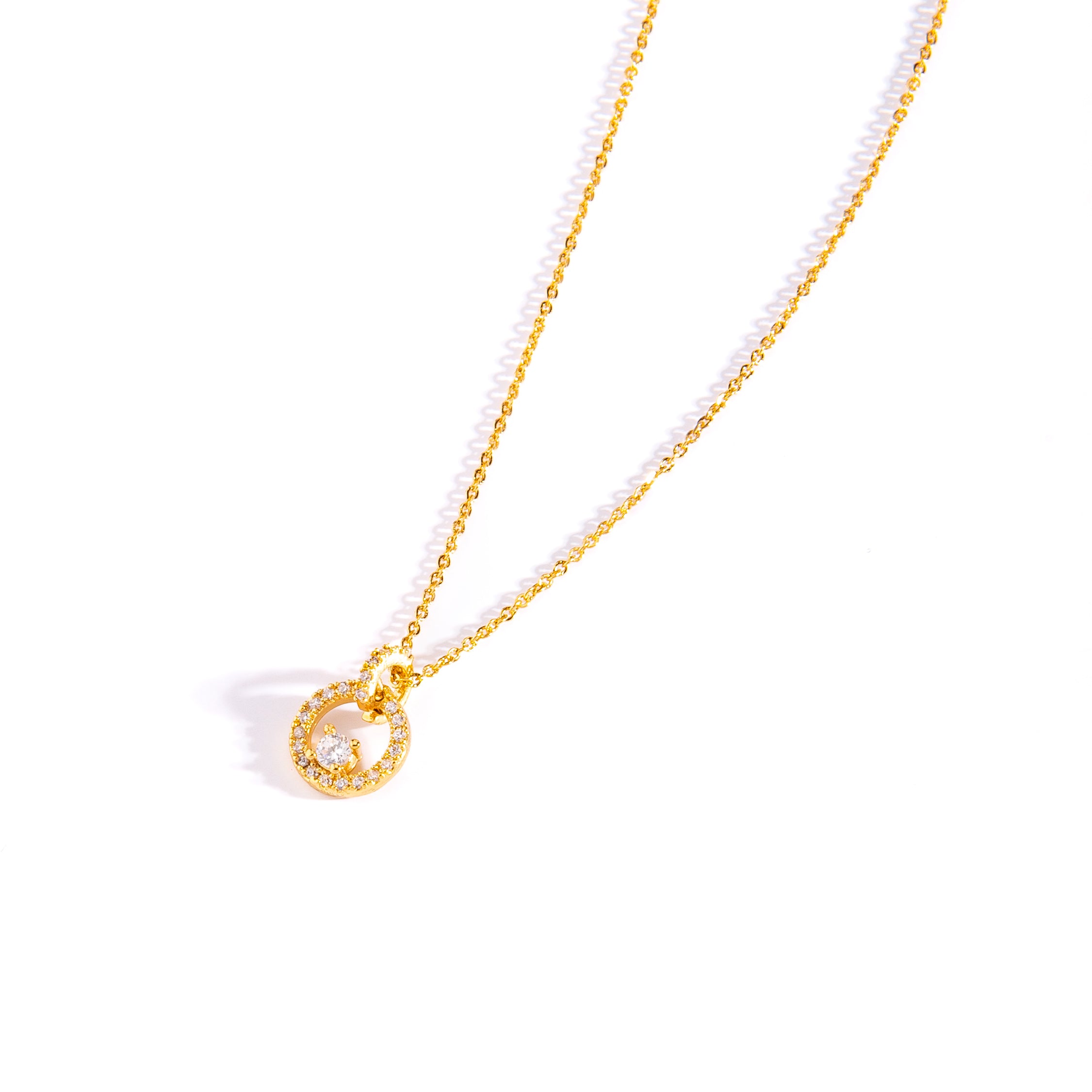 COLLAR CON DIJE DE DOS CIRCULOS ENTRELAZADOS CON CIRCONIAS